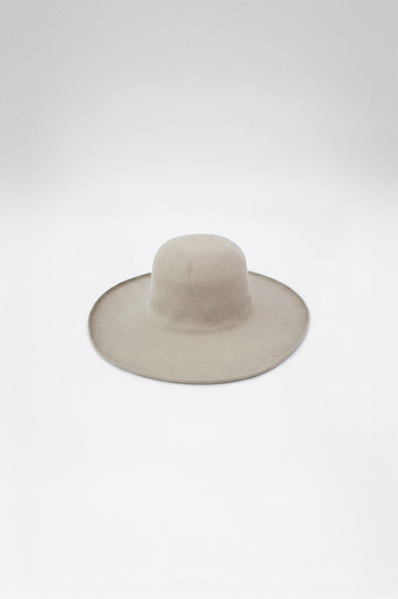 Liev . Off White . 9"